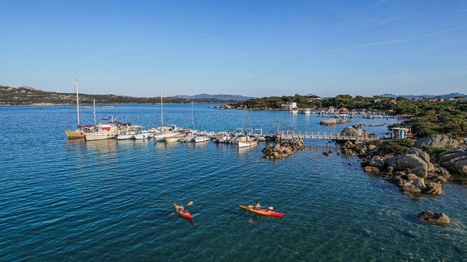 Kayak nelle acque cristalline di La Maddalena